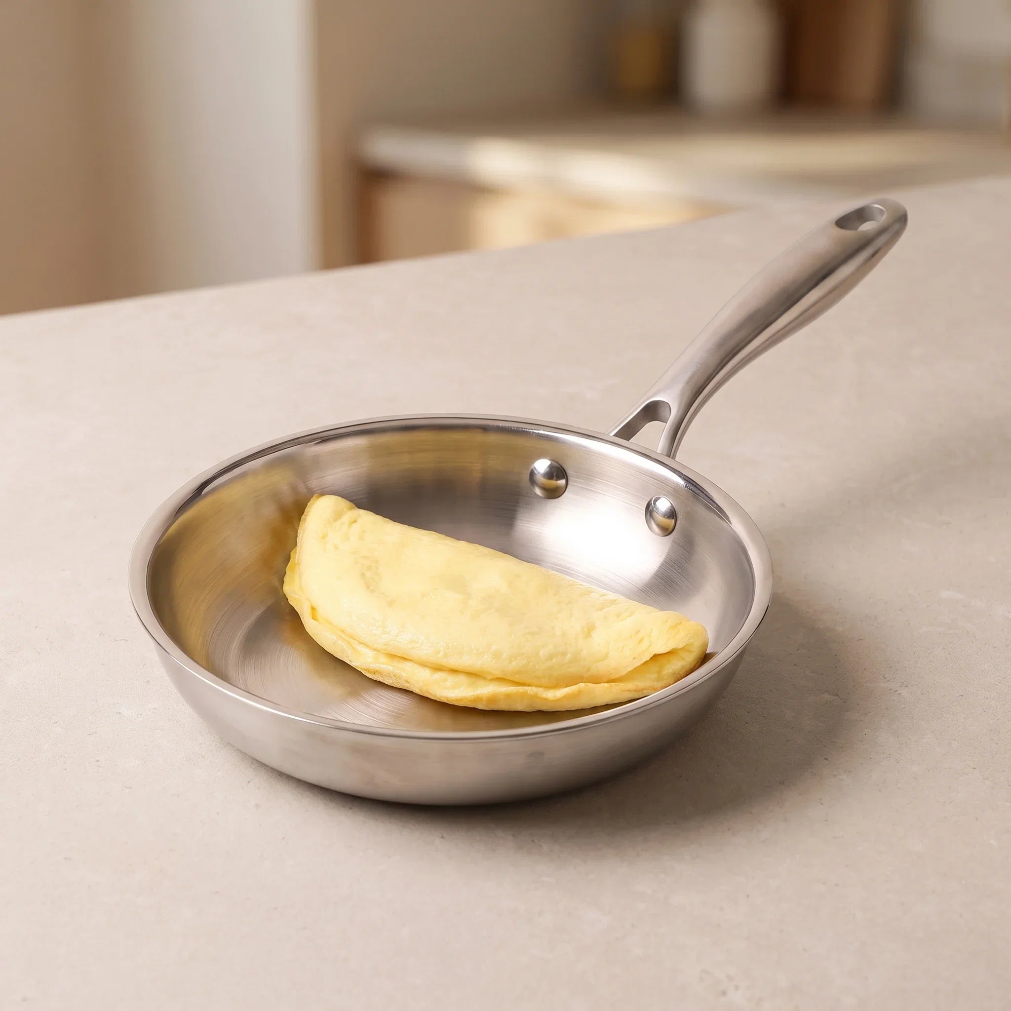 Omelette épaisse dorée dans la poêle inox 22 cm