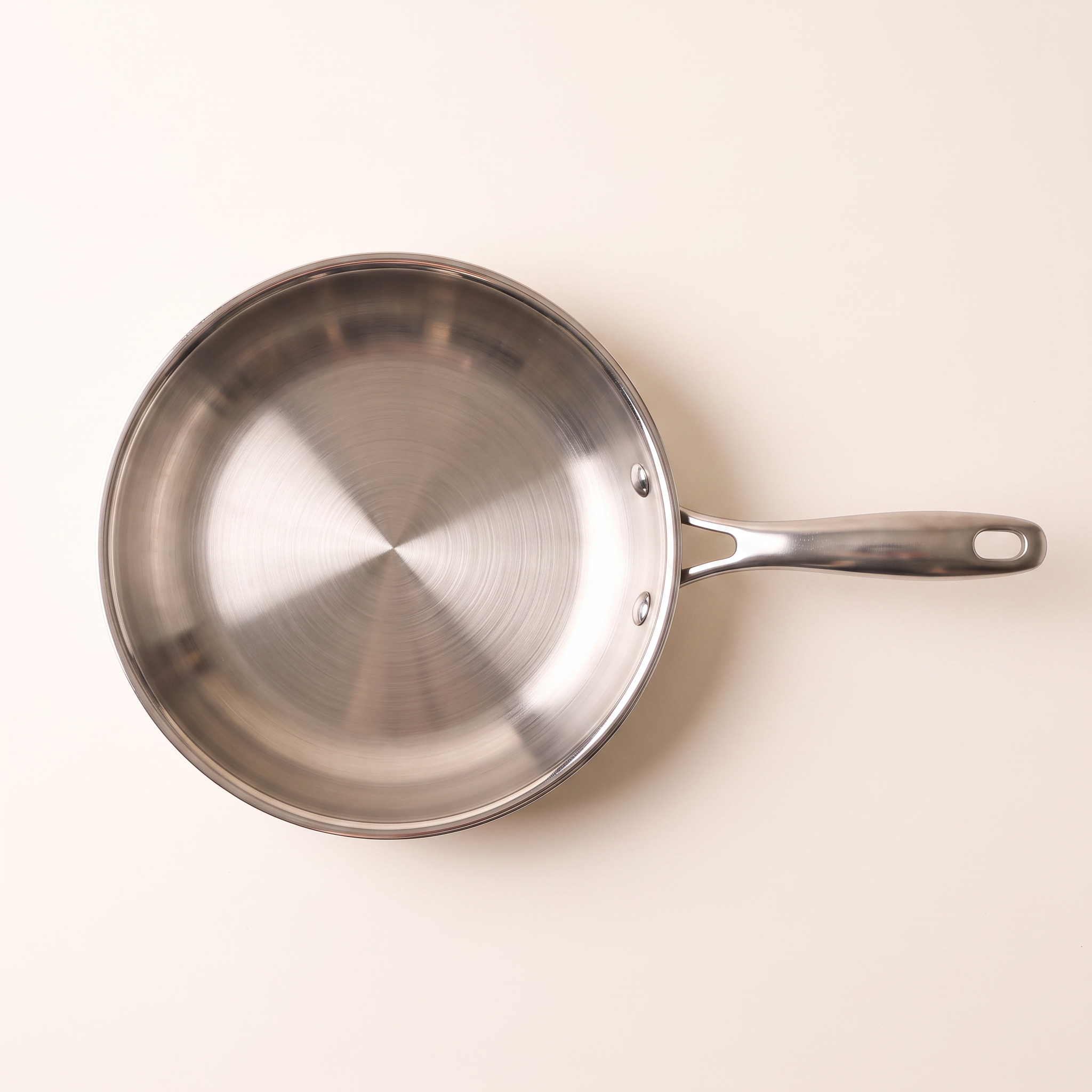 Poêle inox 22 cm vue de dessus, fond entier et trame circulaire