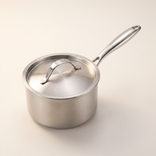 Casserole inox 20 cm Marthe avec son couvercle en acier, vue de trois quarts