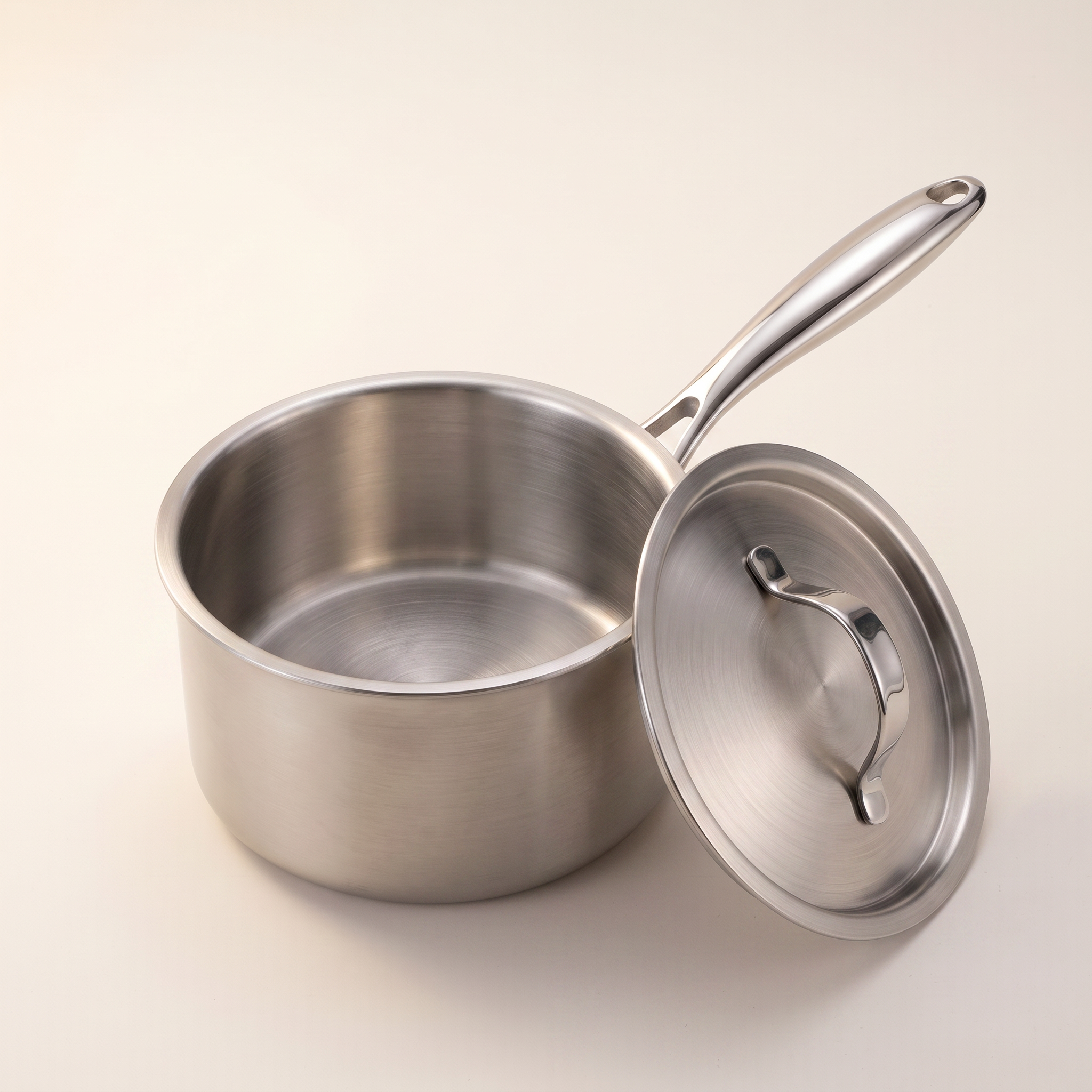 Casserole inox 20 cm couvercle retiré, paroi intérieure lisse d'un seul tenant