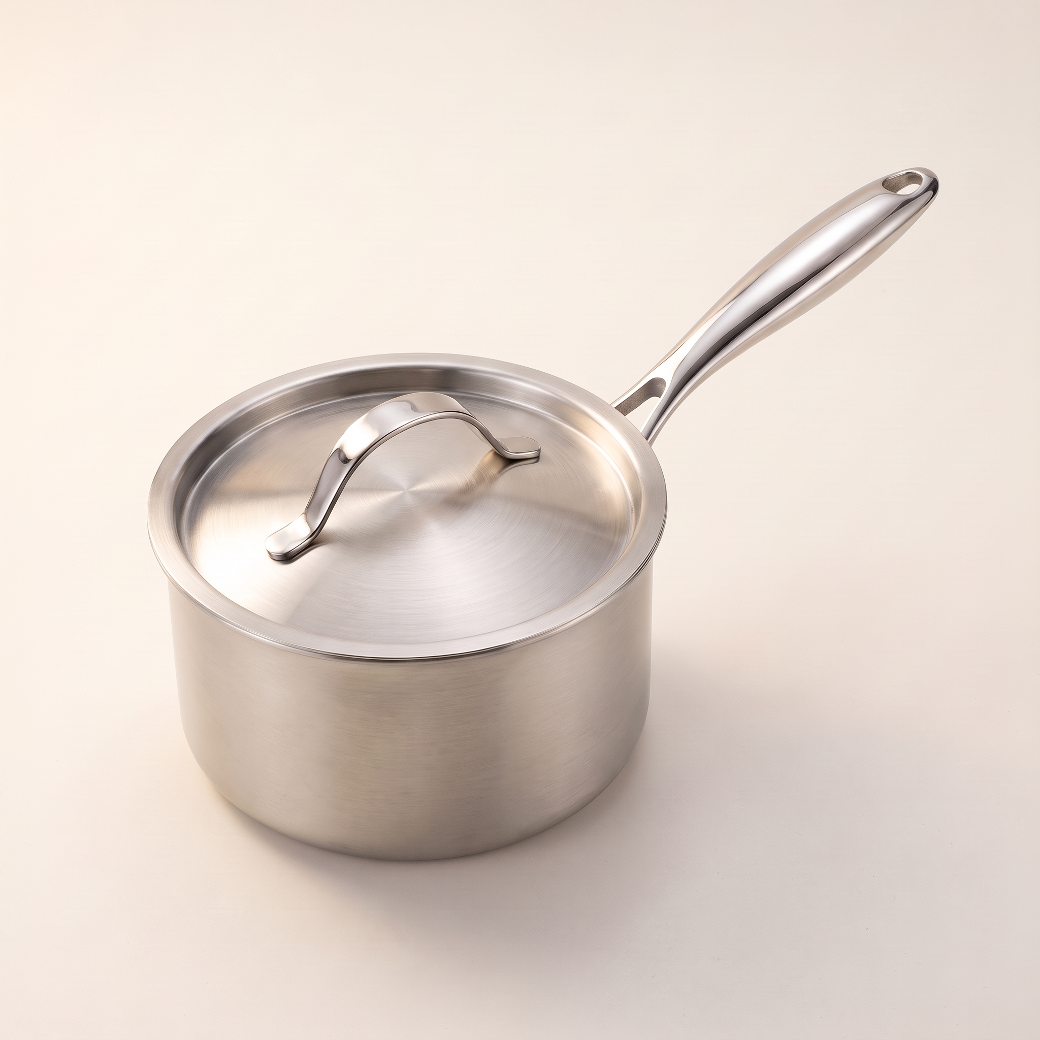 Casserole inox 16 cm Marthe avec son couvercle en acier, vue de trois quarts