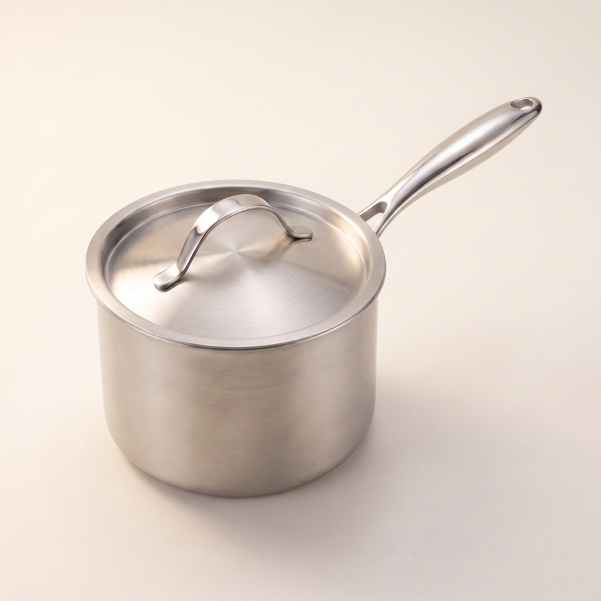 Casserole inox 18 cm Marthe avec son couvercle en acier, vue de trois quarts