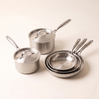Le pack cinq pièces Marthe, deux casseroles couvertes et trois poêles emboîtées
